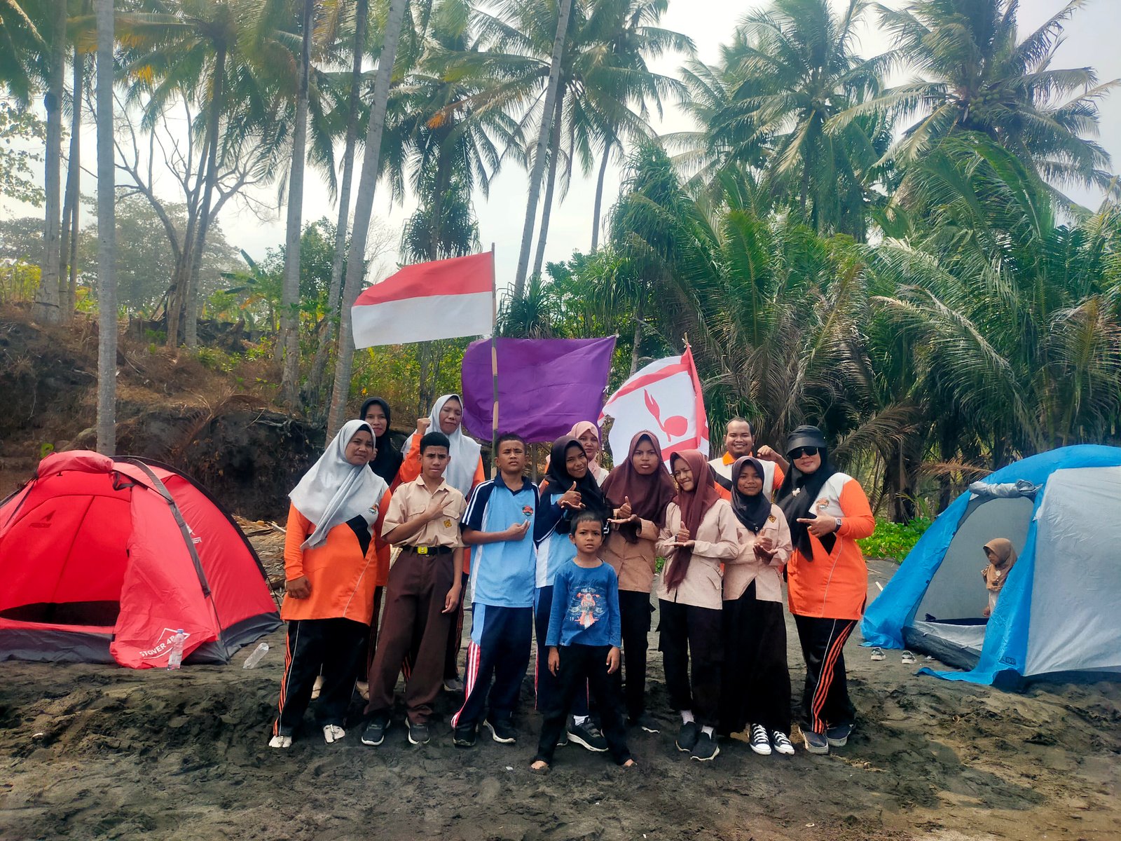 Siswa SLB Tunas Harapan Gelar Kemah Persari di Pantai Sebelei, Matangkan Persiapan HUT Provinsi